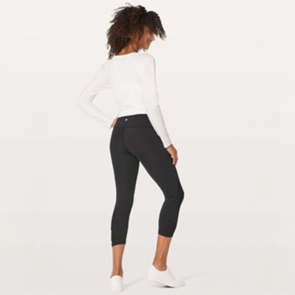LULULEMON BLACK WUNDER UNDER HI-RISE CROP WITH PLEAT 21" SIZE 4 - Picture 3 of 4